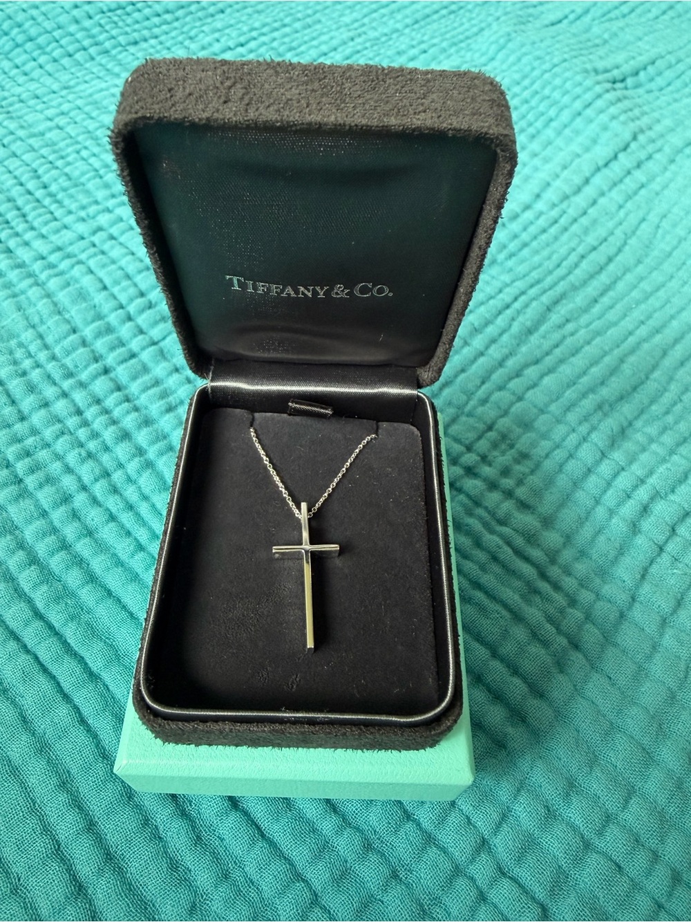 NIB Authentic Tiffany & Co. 18k gold Metro Cross Pendant Necklace